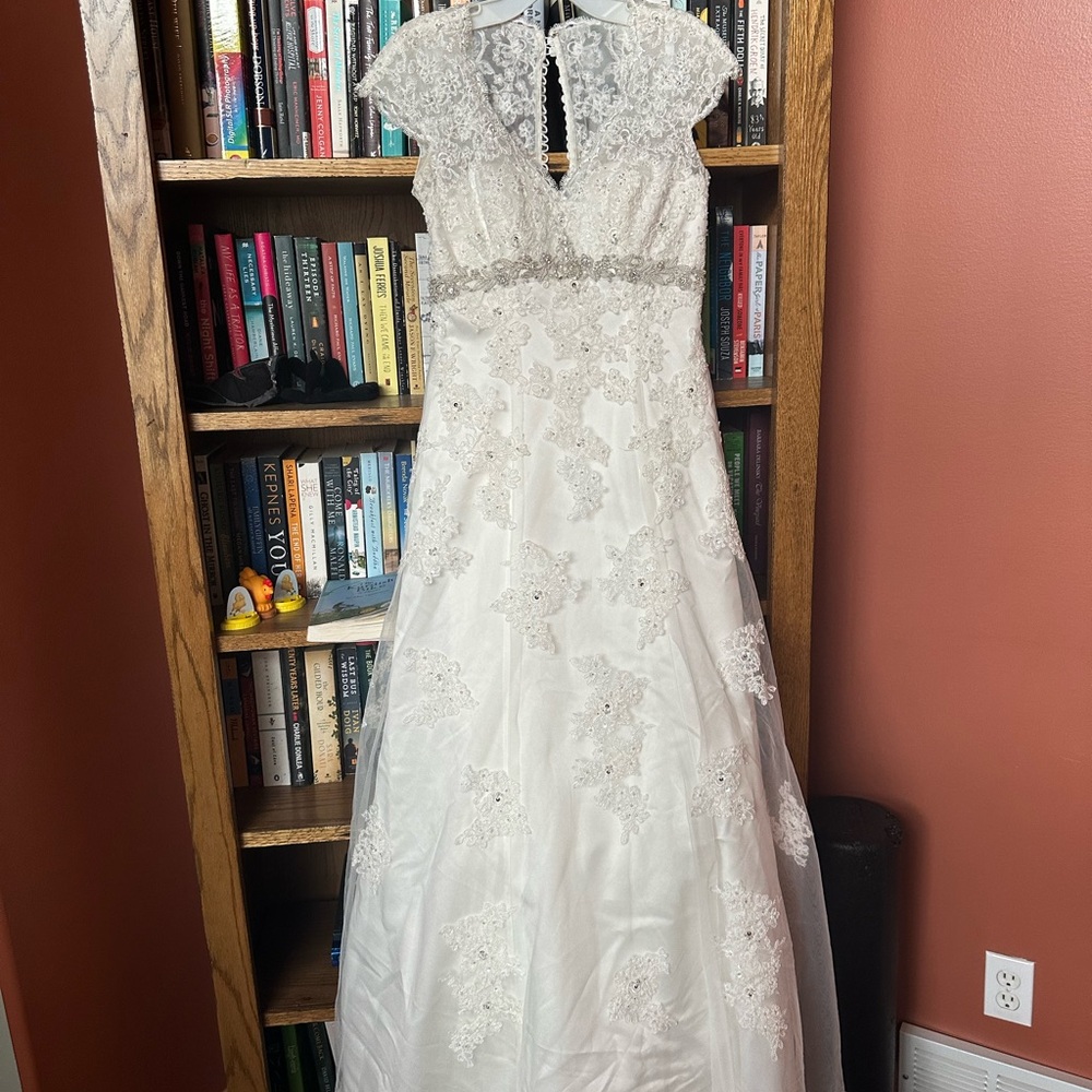 Elegant White Lace Wedding Dress